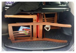 zwei Stühle im Kofferraum eines Autos der Marke KIA