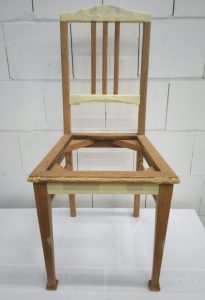 Stuhl gespachtelt und abgeklebt