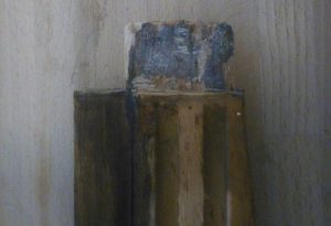 Holzzapfen mit Leimresten